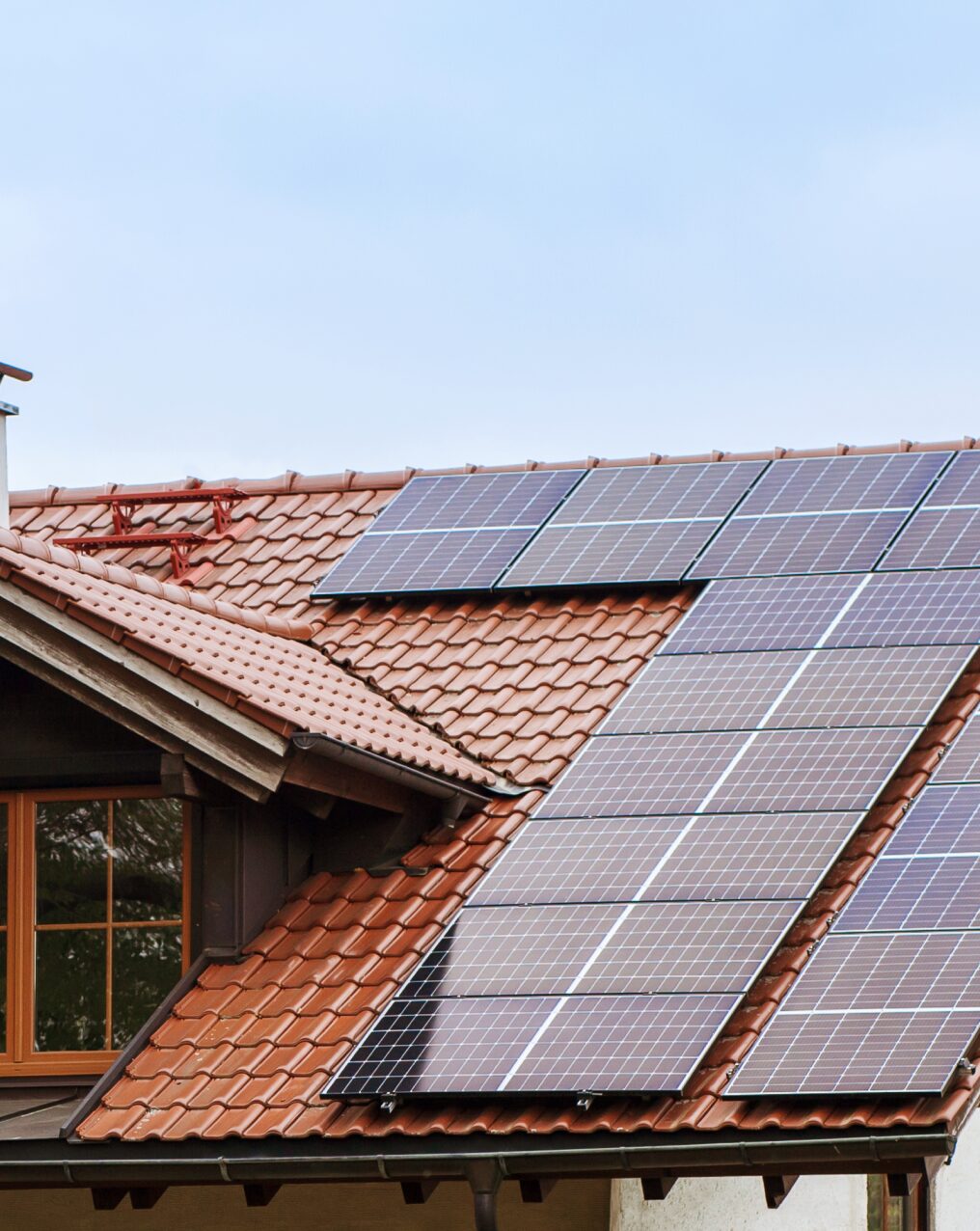 panneau-solaire-toit-maison-cellules-solaires-systeme-solaire-energie-alternative-panneaux-solaires-modernes-maison 1 (1)